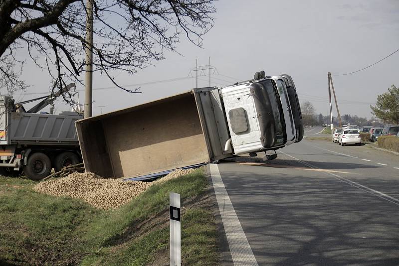 Loňská nehoda kamionu převážejícího brambory u Věže na Havlíčkobrodsku. Nákladní vůz skončil na boku.