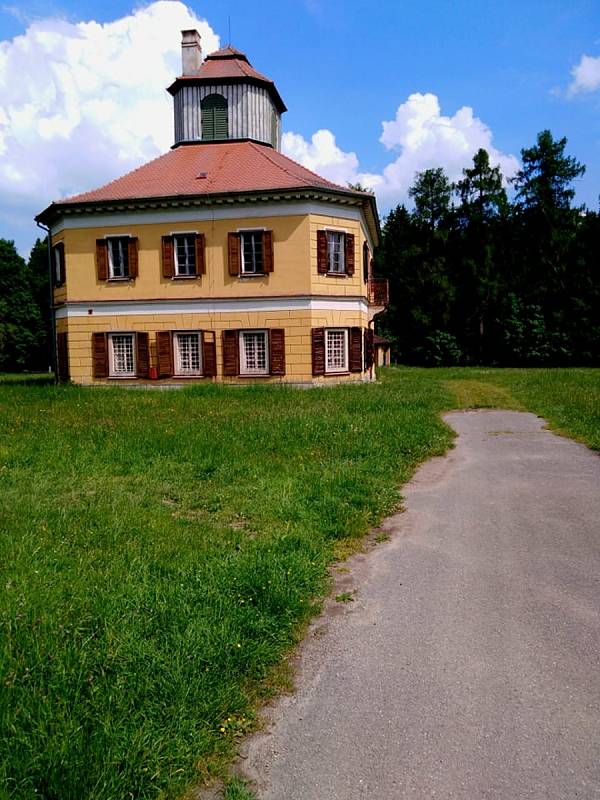 Výlet k loveckému zámečku Aleje nedaleko Stonařova vede z několika obcí. Ze Stonařova čapí stezkou.