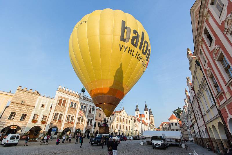 Horkovzdušné balony startovaly 25. srpna z telčského Náměstí Zachariáše z Hradce.