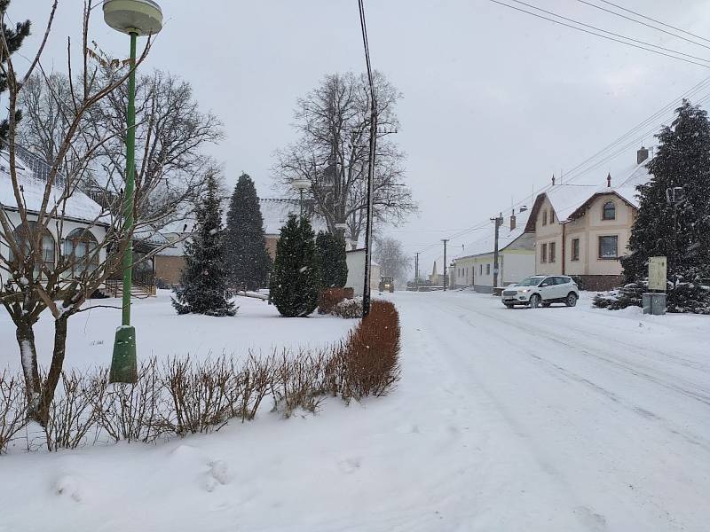 Pořádná sněhová nadílka dorazila také do obce Jámy na Žďársku.