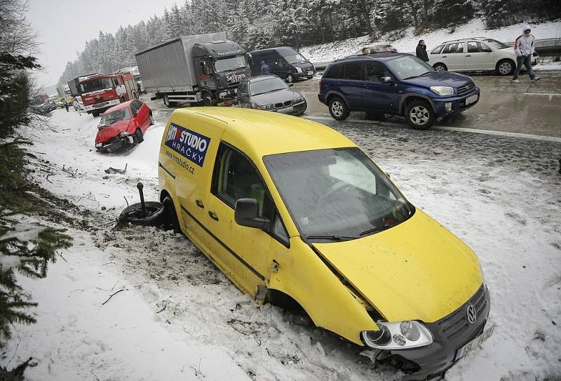 Hromadná nehoda 14 vozidel na 127. km dálnice D1.