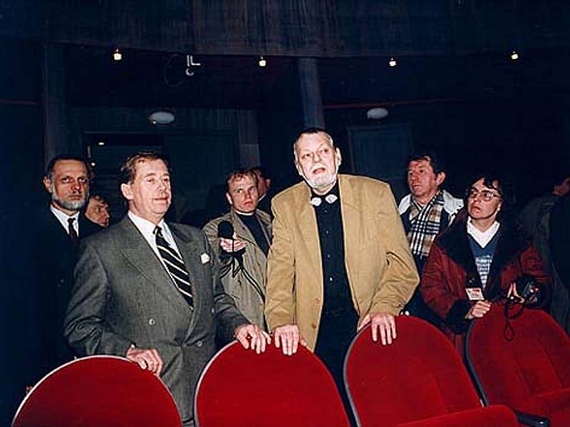 Václav Havel v roce 1996 v Horáckém divadle s tehdejším ředitelem Milošem Stránským.