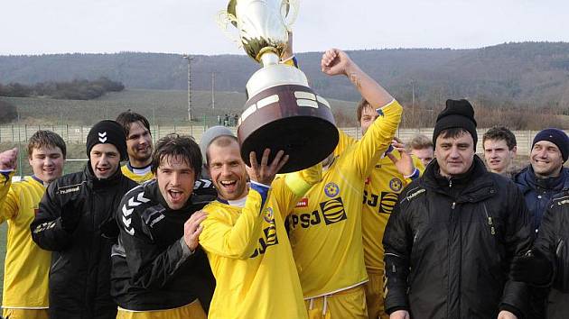 Kapitán jihlavských fotbalistů Michal Veselý drží nad hlavou pohár pro vítěze v pořadí už 15. ročníku tradičního zimního turnaje Tipsport liga.