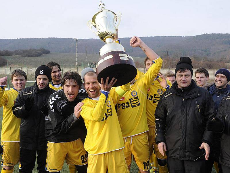 Kapitán jihlavských fotbalistů Michal Veselý drží nad hlavou pohár pro vítěze v pořadí už 15. ročníku tradičního zimního turnaje Tipsport liga.