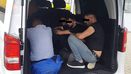 Devět migrantů z Turecka zadrželi v úterý půl hodiny po poledni na Vysočině policisté z dálničního oddělení Velký Beranov. Chtěli se přes Česko dostat do Německa.