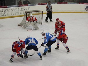 Čtvrté čtvrtfinálové utkání krajské ligy mezi hokejisty Telče a Světlé nad Sázavou (v modrém) postupujícího ještě nerozluštilo.