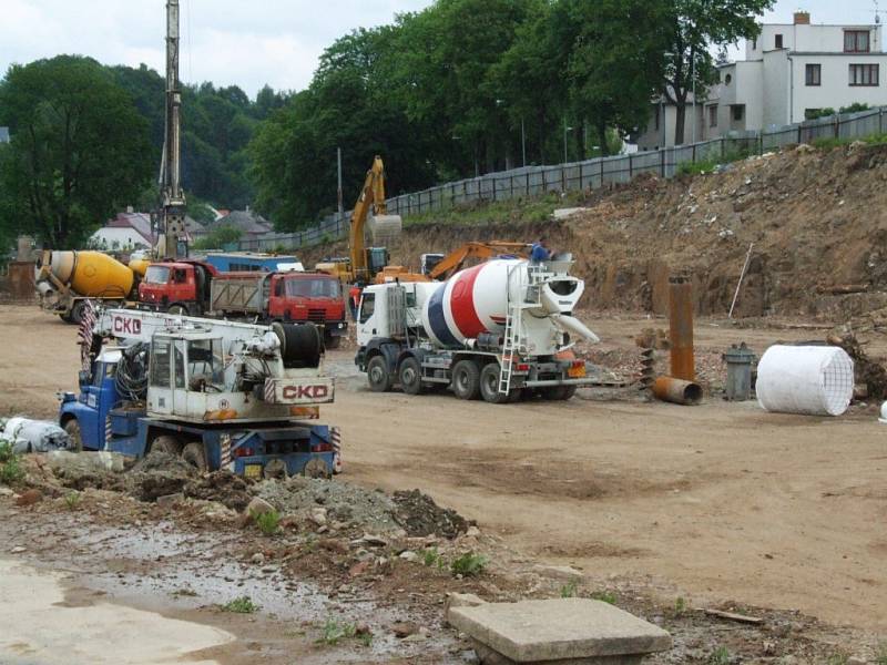 Staveniště City Parku je zatím plné stavebních strojů.