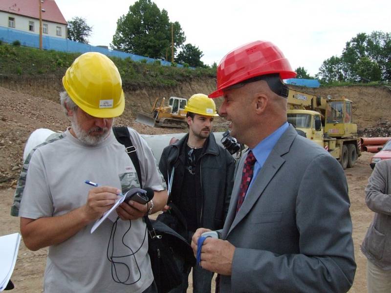 Zástupce investora Martin Jaroš v diskuzi s novinářem Jaroslavem Bučkem.