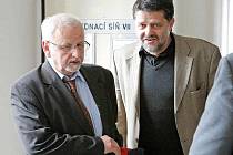 Bývalý starosta Havlíčkova Brodu Jaroslav Kruntorád (vpravo) si včera u Okresního soudu v Pardubicích vyslechl osvobozující rozsudek.