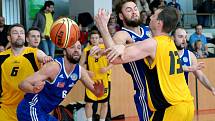 Jihlavští basketbalisté (ve žlutém) na své palubovce ukázali, že se Olomouce, za níž hraje i jejich bývalý spoluhráč Martin Novák, nebojí. Série je vyrovnaná.