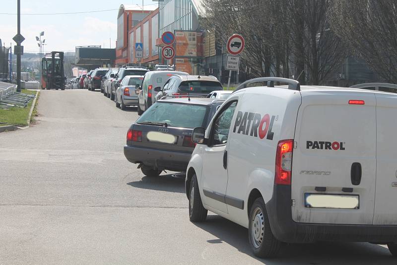 V jihlavské nákupní zóně Romana Havelky jsou dlouhé kolony. Důvodem jsou stavební práce na mimoúrovňové křižovatce dálničního přivaděče a ulice Romana Havelky.