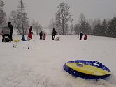Zimu si užívají i děti ve městech. V Telči je oblíbeným místem pro sáňkování kopeček u Štěpnického rybníka.