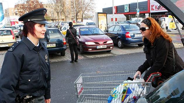 Předvánoční čas je rájem pro zloděje. Policie proto zvýšila ostrahu v obchodních domech a na parkovištích