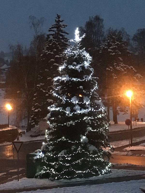 Centrum městyse je krásně nazdobené, adventní program se ale přesouvá na jaro a léto.