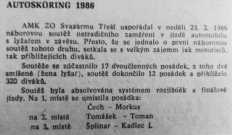 Jízda autem s lyžařem v závěsu v Třešti v roce 1986.