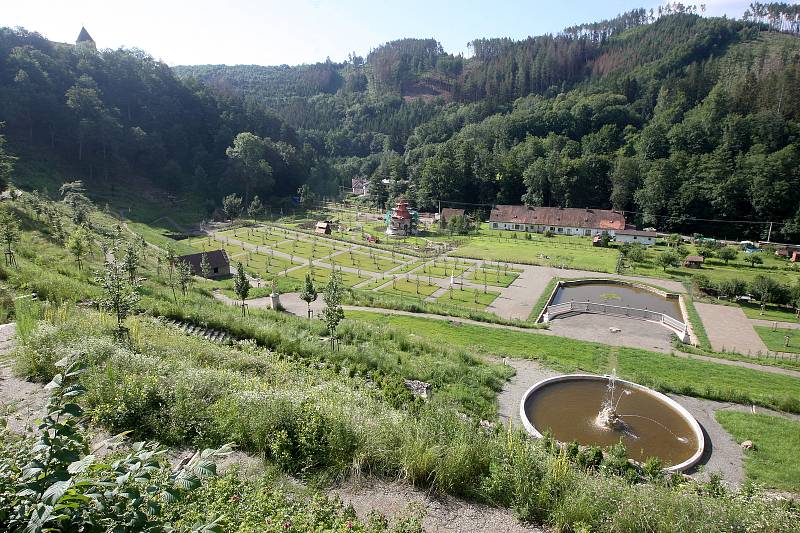 Nedvědice 17.7.2020 - obnova vrchnostenské okrasné zahrady na hradě Pernštejn