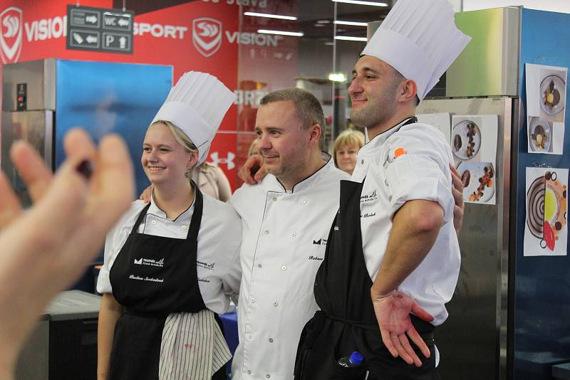 Je dobojováno. Poslední pokrm zamířil za porotci a soutěžící ze Slavkova u Brna mají čas na fotky.