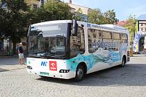 Vodíkový autobus si mohli Jihlavané nejen prohlédnout na Masarykově náměstí, ale také se s ním projet ulicemi města.