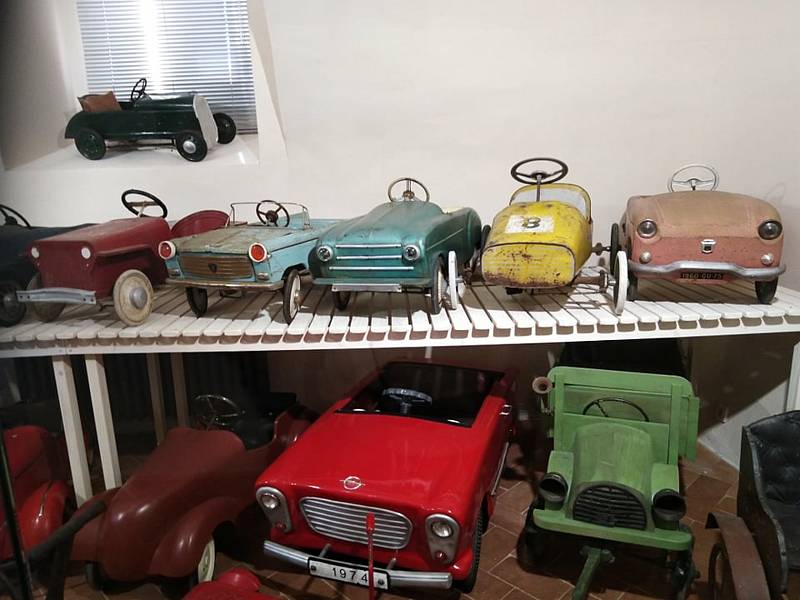 Hračky a autíčka z minulého století. Skvosty najdete v Muzeu autíček na zámku v Přísece.