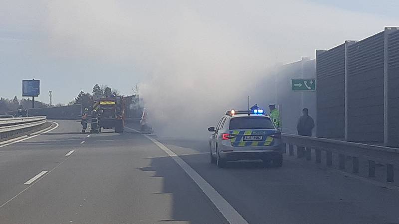 Požár auta na vysočinské D1 ve směru na Brno.