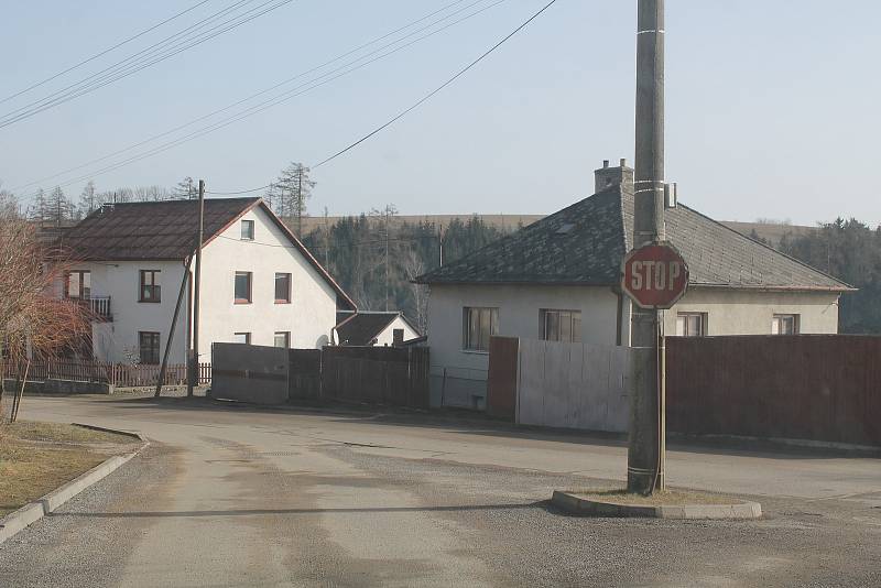 Kněžice leží na hranici okresů Třebíč a Jihlava.