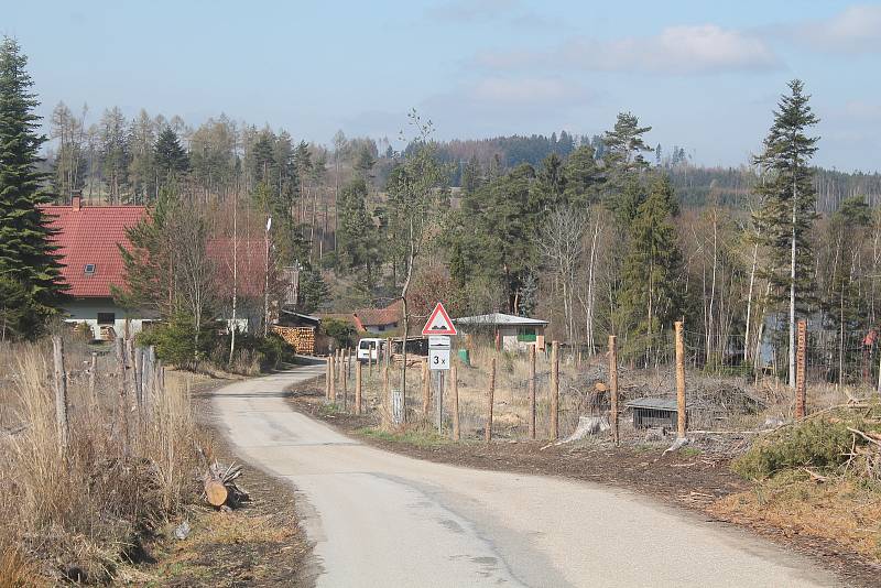 Pod obec spadá i chatová osada Okrouhlík.