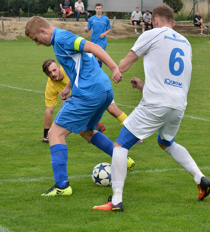 Osm gólů, devět žlutých a dvě červené. Derby v Beranově muselo diváky bavit.