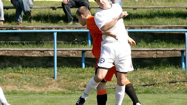 Fotbalisté Polné (v bílém Pavel Mezera) doma nestačili na Herálec, kterému podlehli 0:2.