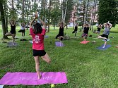 Cvičení jógy v parku
