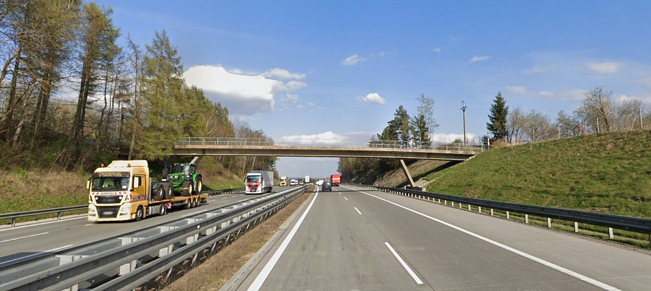 Demolice mostu nad dálnicí D1 u Řehořova.