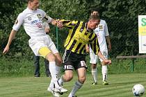 V úvodním zápase sezony si kapitánskou pásku navleče Michal Kadlec (v bílém), který v průběhu přípravy laboroval se zraněním.