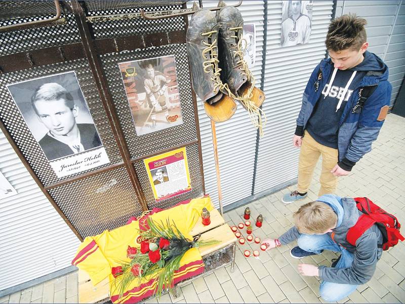 Na Horáckém zimním stadionu v Jihlavě v pátek vzniklo pietní místo.