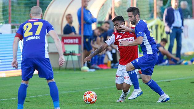 Fotbalové utkání mezi FK Pardubice (ve červenobílém) a FC Vysočina Jihlava, ilustrační foto.