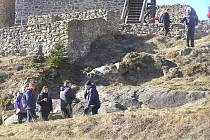 Turisté na zřícenině hradu Rokštejn.
