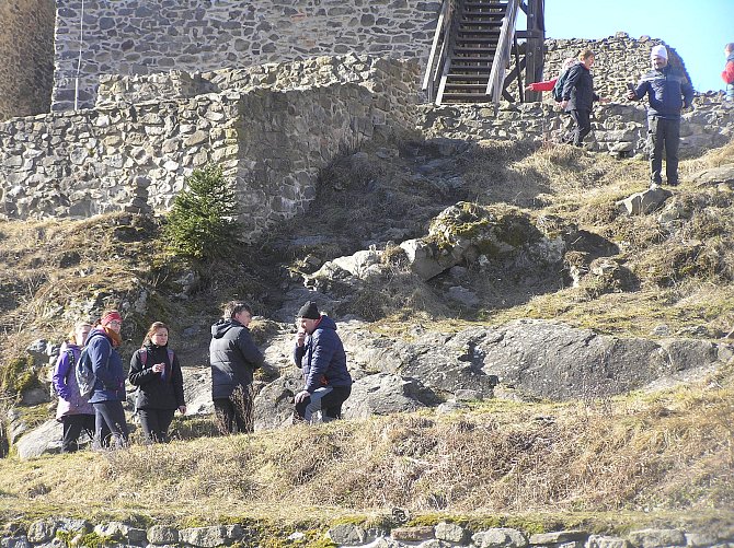 Turisté na zřícenině hradu Rokštejn.