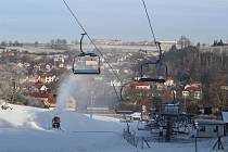 Ve čtvrtek  v poledne ještě jela sněžná děla naplno, v pátek je na sjezdovce v Lukách už vystřídají lyžaři.