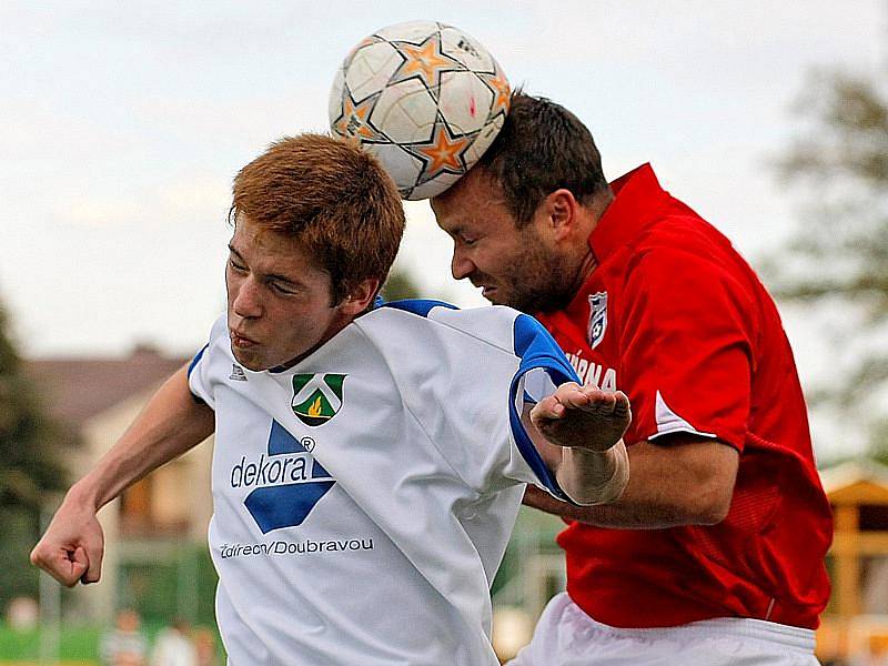 Fotbalisty Ždírce nad Doubravou (v bílém) čeká v prvním kole krajského přeboru souboj s Havlíčkovým Brodem.