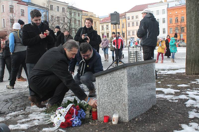 Svíčku položila primátorka, všichni náměstci a také někteří zastupitelé. Foto: Deník/Martin Singr