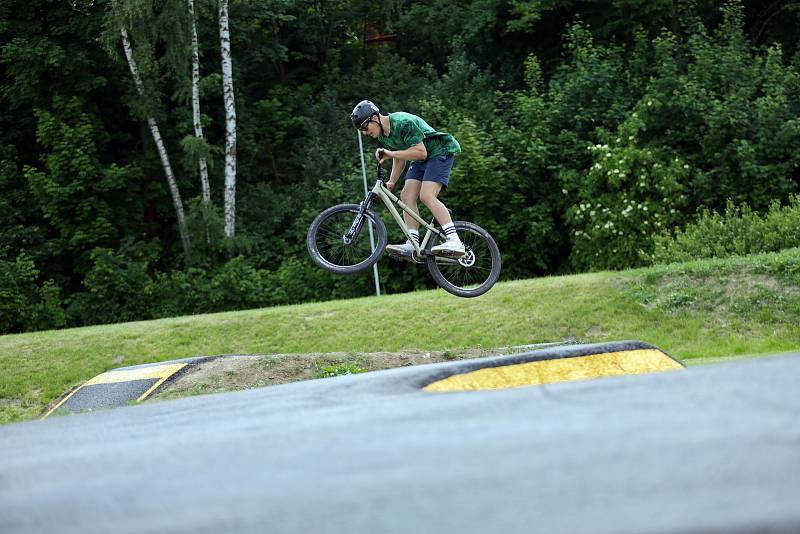 Jihlavská dráha pro kolečka v pohybu se otevřela. Na své si přijdou příznivci koloběžek, freestyle kol i skateboardů. Unikátní hřiště přilákalo na otevření desítky  malých i velkých neohrožených jezdců.