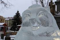 Jen co vznikla ledová socha ježka, přišlo na Vysočinu oteplení. Zatím ještě je umělecké dílo k vidění na jihlavském náměstí, Nového roku se ale zřejmě nedočká.