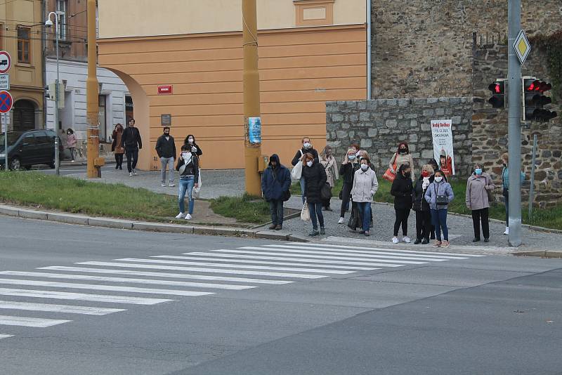 U frekventované křižovatky před Cityparkem měli roušku téměř všichni.