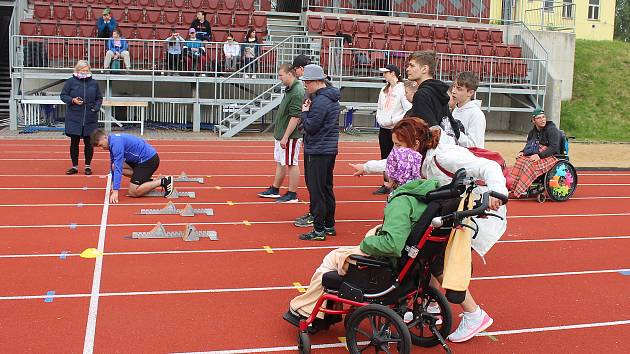 Na jihlavském stadionu Na Stoupách proběhl sportovní den pro handicapované děti, který uspořádal FC Vysočina pro Základní školu speciální a Praktickou školu Jihlava.