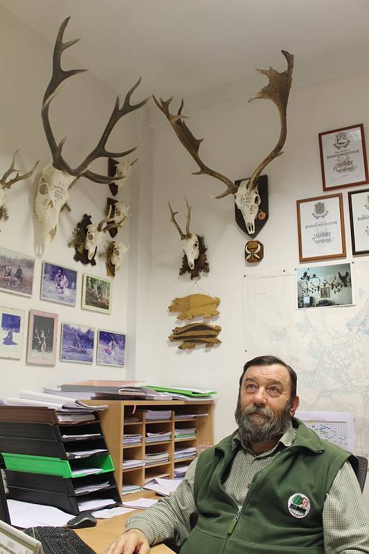 Petr Kolář má své trofeje i v kanceláři.