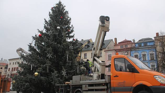 Vánoční strom v Jihlavě už je ozdobený. Kdy bude rozsvícený, však radnice tají.