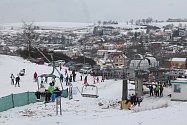 V Lukách nad Jihlavou strávilo nedělní odpoledne mnoho příznivců zimních sportů, často přijely na sjezdovku celé rodiny.