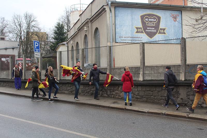 Odjezd hokejové Dukly Jihlava sledovaly stovky jejích příznivců.