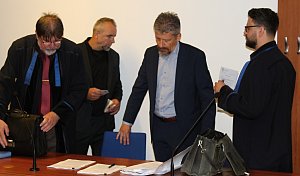 Obžalovaný Miroslav Gold (druhý zleva) a vedle něj Miloš Veselý se svými obhájci.