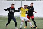 Ze hřiště Blanska se v sobotu vrátili fotbalisté Vrchoviny (v černém) s prohrou 1:2. Rezerva FC Vysočina (ve žlutých dresech) o duel s Hlinskem přišla.