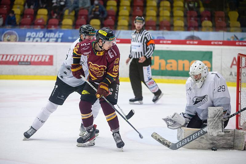 Páté utkání hokejového semifinále Chance ligy mezi HC Dukla Jihlava a HC Baník Sokolov (v bílém).