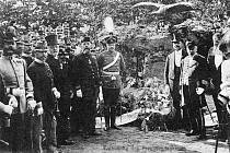 S velkou slávou byl zemřelým pruským vojákům odhalen v parku na půdě zrušeného hřbitova v květnu 1906 velký památník v podobě tzv. hunského hrobu. Památka byla v průběhu let několikrát zničena, obnovena a zlikvidována po příchodu Rudé armády v roce 1945.